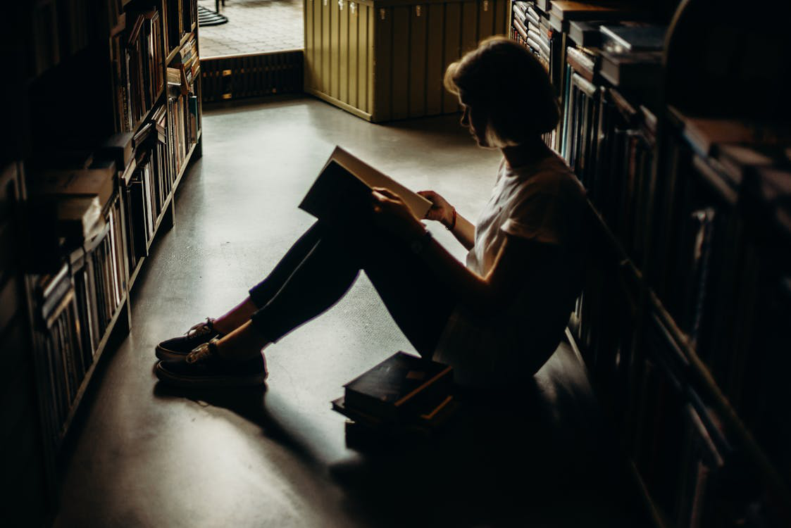 a woman reading at the library.